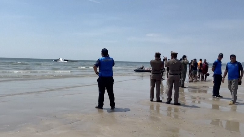 Sebuah pesawat kecil jatuh ke laut selama latihan terjun payung di dekat kota resor di Thailand, Jumat (25/4/2025). (Tangkapan Layar Video AP/ROYAL THAI POLICE HANDOUT, TPBS)