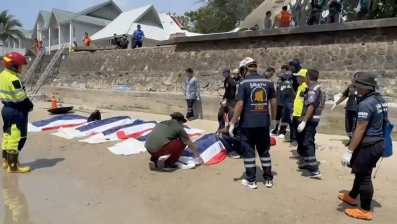 Sebuah pesawat kecil jatuh ke laut selama latihan terjun payung di dekat kota resor di Thailand, Jumat (25/4/2025). (Tangkapan Layar Video AP/ROYAL THAI POLICE HANDOUT, TPBS)