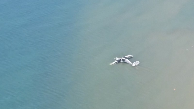 Sebuah pesawat kecil jatuh ke laut selama latihan terjun payung di dekat kota resor di Thailand, Jumat (25/4/2025). (Tangkapan Layar Video AP/ROYAL THAI POLICE HANDOUT, TPBS)