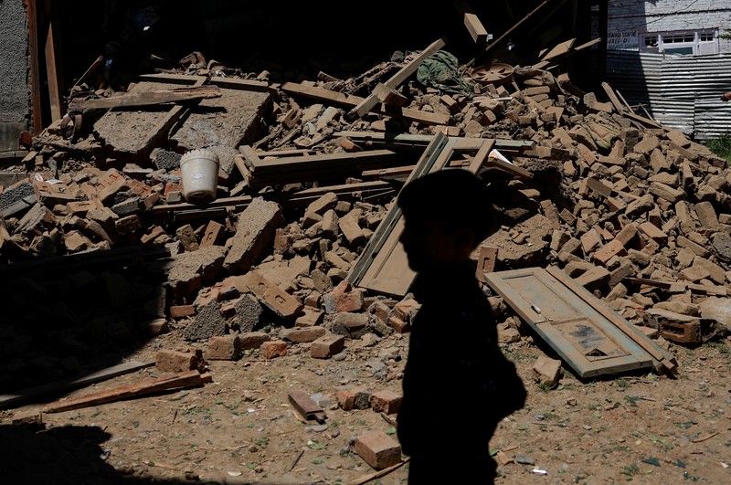 Seorang pria berdiri di depan rumah keluarga Adil Thoker yang dihancurkan oleh otoritas India di desa Guri di Anantnag, Kashmir selatan, 25 April 2025. Seorang pria berdiri di depan rumah keluarga Adil Thoker yang dihancurkan oleh otoritas India di desa Guri di Anantnag, Kashmir selatan, 25 April 2025. (REUTERS/Adnan Abidi)