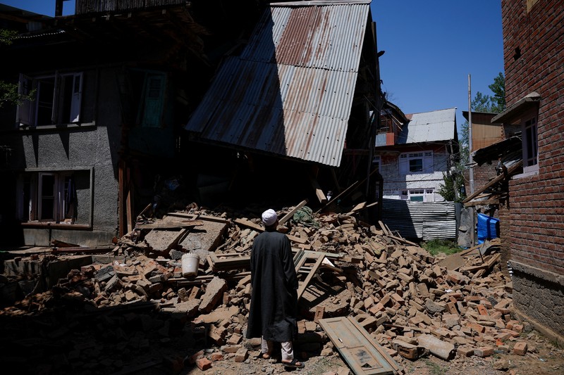 Seorang pria berdiri di depan rumah keluarga Adil Thoker yang dihancurkan oleh otoritas India di desa Guri di Anantnag, Kashmir selatan, 25 April 2025. Seorang pria berdiri di depan rumah keluarga Adil Thoker yang dihancurkan oleh otoritas India di desa Guri di Anantnag, Kashmir selatan, 25 April 2025. (REUTERS/Adnan Abidi)