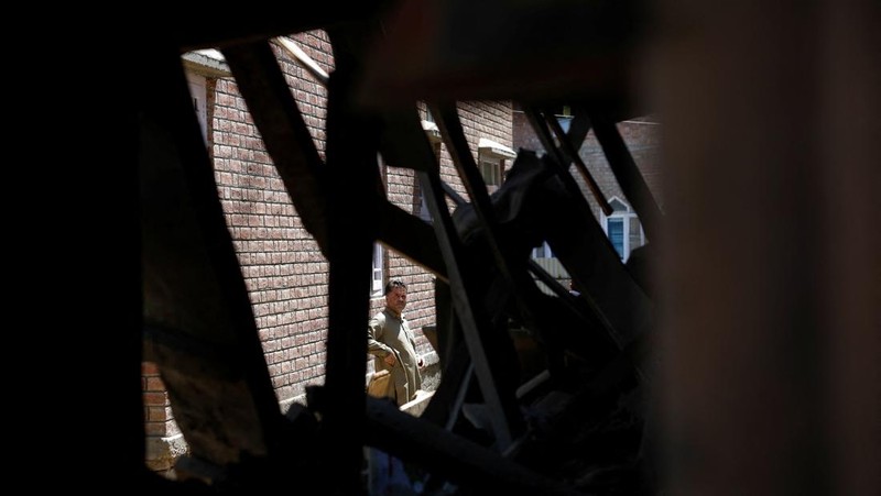Seorang pria berdiri di depan rumah keluarga Adil Thoker yang dihancurkan oleh otoritas India di desa Guri di Anantnag, Kashmir selatan, 25 April 2025. (REUTERS/Adnan Abidi)