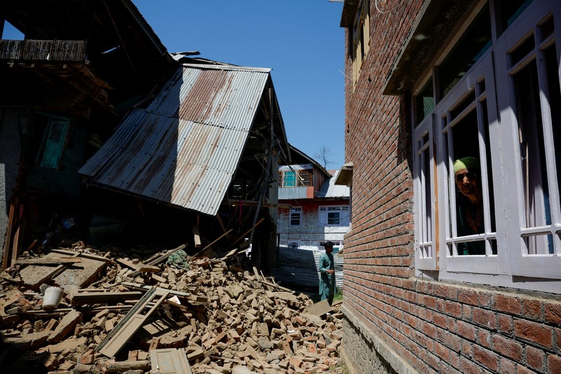 Seorang pria berdiri di depan rumah keluarga Adil Thoker yang dihancurkan oleh otoritas India di desa Guri di Anantnag, Kashmir selatan, 25 April 2025. Seorang pria berdiri di depan rumah keluarga Adil Thoker yang dihancurkan oleh otoritas India di desa Guri di Anantnag, Kashmir selatan, 25 April 2025. (REUTERS/Adnan Abidi)