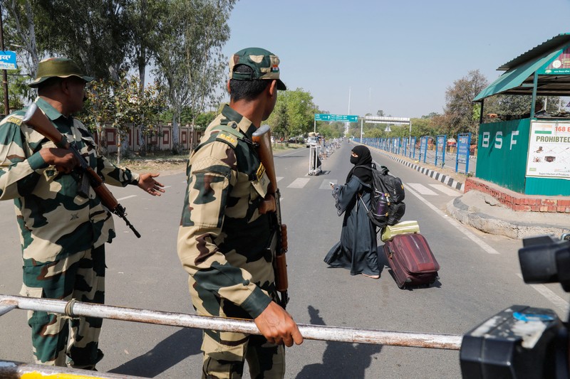 Personel keamanan Pasukan Keamanan Perbatasan (BSF) berjaga di perlintasan perbatasan Attari-Wagah di perbatasan India-Pakistan, dekat Amritsar, India, 25 April 2025. Personel keamanan Pasukan Keamanan Perbatasan (BSF) berjaga di perlintasan perbatasan Attari-Wagah di perbatasan India-Pakistan, dekat Amritsar, India, 25 April 2025. (REUTERS/Pawan Kumar)