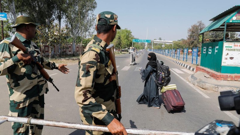 Personel keamanan Pasukan Keamanan Perbatasan (BSF) berjaga di perlintasan perbatasan Attari-Wagah di perbatasan India-Pakistan, dekat Amritsar, India, 25 April 2025. (REUTERS/Pawan Kumar)