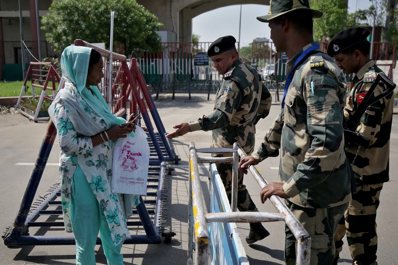 Personel keamanan Pasukan Keamanan Perbatasan (BSF) berjaga di perlintasan perbatasan Attari-Wagah di perbatasan India-Pakistan, dekat Amritsar, India, 25 April 2025. (REUTERS/Pawan Kumar)
