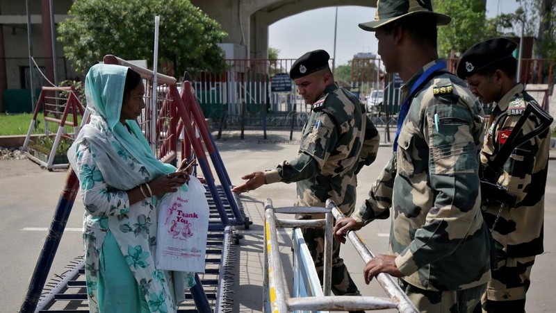 Personel keamanan Pasukan Keamanan Perbatasan (BSF) berjaga di perlintasan perbatasan Attari-Wagah di perbatasan India-Pakistan, dekat Amritsar, India, 25 April 2025. (REUTERS/Pawan Kumar)