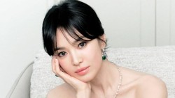7 Gaya Mewah Song Hye Kyo Pakai Kalung Berlian Rp 18,8 M Koleksi Chaumet