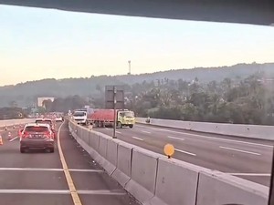 Truk Gagal Nanjak Mundur Zigzag di Tol, Sopir Salah Ngoper Gigi