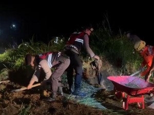 Tebing 10 Meter di Jalur Sarangan Magetan Longsor Timpa Pemotor
