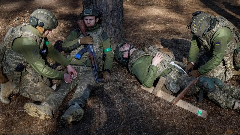 A combination picture shows young recruits of the 72nd Chorni Zaporozhtsi Separate Mechanized Brigade of the Ukrainian Armed Forces poses for a picture, amid Russia's attack on Ukraine, in Kyiv region, Ukraine April 5, 2025. Ukraine's Defence Ministry launched a recruitment drive for young people, 18- to 24-year-olds, to serve in the military for a year for the equivalent of about $24,000 and hefty bonuses. REUTERS/Gleb Garanich