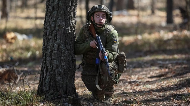 A combination picture shows young recruits of the 72nd Chorni Zaporozhtsi Separate Mechanized Brigade of the Ukrainian Armed Forces poses for a picture, amid Russia's attack on Ukraine, in Kyiv region, Ukraine April 5, 2025. Ukraine's Defence Ministry launched a recruitment drive for young people, 18- to 24-year-olds, to serve in the military for a year for the equivalent of about $24,000 and hefty bonuses. REUTERS/Gleb Garanich