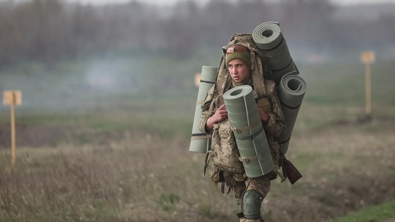 A combination picture shows young recruits of the 72nd Chorni Zaporozhtsi Separate Mechanized Brigade of the Ukrainian Armed Forces poses for a picture, amid Russia's attack on Ukraine, in Kyiv region, Ukraine April 5, 2025. Ukraine's Defence Ministry launched a recruitment drive for young people, 18- to 24-year-olds, to serve in the military for a year for the equivalent of about $24,000 and hefty bonuses. REUTERS/Gleb Garanich