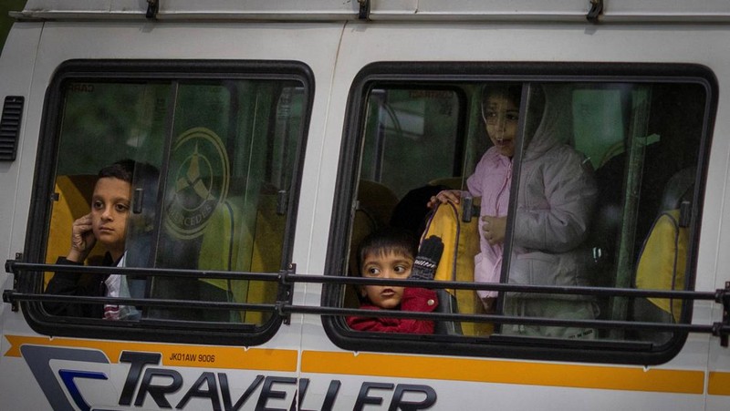Personel keamanan Pasukan Keamanan Perbatasan (BSF) berjaga di perlintasan perbatasan Attari-Wagah di perbatasan India-Pakistan, dekat Amritsar, India, 25 April 2025. (REUTERS/Pawan Kumar)