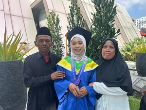 Haru Anak Tukang Becak di Surabaya Berhasil Raih Gelar Magister