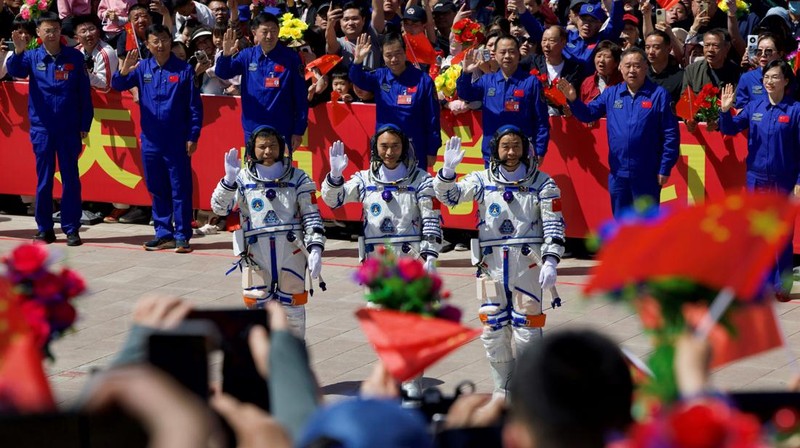 Jenazah Paus Fransiskus ditempatkan dalam peti jenazah terbuka selama ritual pernyataan kematian di kediaman Santa Marta di Vatikan, 22 April 2025. (Vatican Media via AP, HO)
