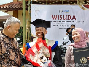 Kebahagiaan Firman Tukang Cilung, Lulus dari Uniga dengan IPK 3,95