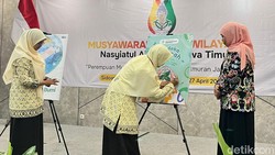 Khofifah Apresiasi 2 Buku Bertema Lingkungan Karya Nasyiatul Aisyiyah