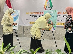 Khofifah Apresiasi 2 Buku Bertema Lingkungan Karya Nasyiatul Aisyiyah