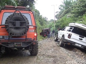 Kala Mobil Gubsu Bobby Terperosok-Pecah Ban Saat Jajal Jalan Rusak di Paluta