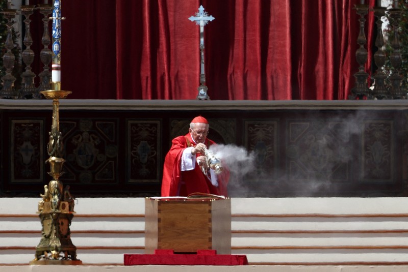 Kardinal Giovanni Battista Re memberkati peti jenazah Paus Fransiskus dalam Misa pemakaman di Lapangan Santo Petrus, Vatikan, 26 April 2025. REUTERS/Guglielmo Mangiapane