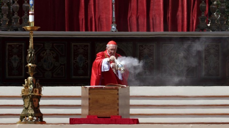 Kardinal Giovanni Battista Re memberkati peti jenazah Paus Fransiskus dalam Misa pemakaman di Lapangan Santo Petrus, Vatikan, 26 April 2025. REUTERS/Guglielmo Mangiapane