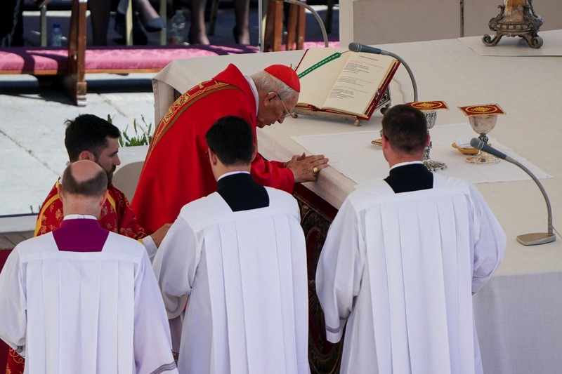 Kardinal Giovanni Battista Re memberkati peti jenazah Paus Fransiskus dalam Misa pemakaman di Lapangan Santo Petrus, Vatikan, 26 April 2025. REUTERS/Guglielmo Mangiapane