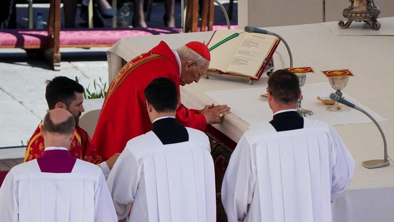 Kardinal Giovanni Battista Re memberkati peti jenazah Paus Fransiskus dalam Misa pemakaman di Lapangan Santo Petrus, Vatikan, 26 April 2025. REUTERS/Guglielmo Mangiapane