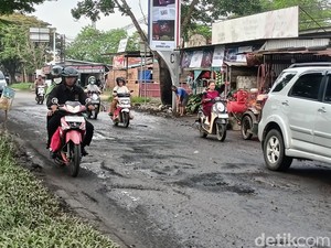 Hati-hati, Ada Lubang Besar di Jalan Pangeran Ratu SU I Palembang