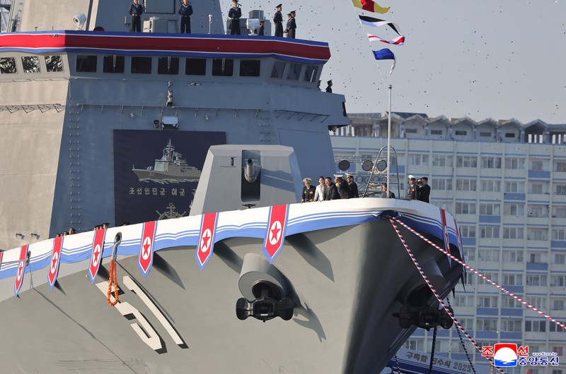 Korea Utara luncurkan kapal perusak multiguna baru. (KCNA via REUTERS)