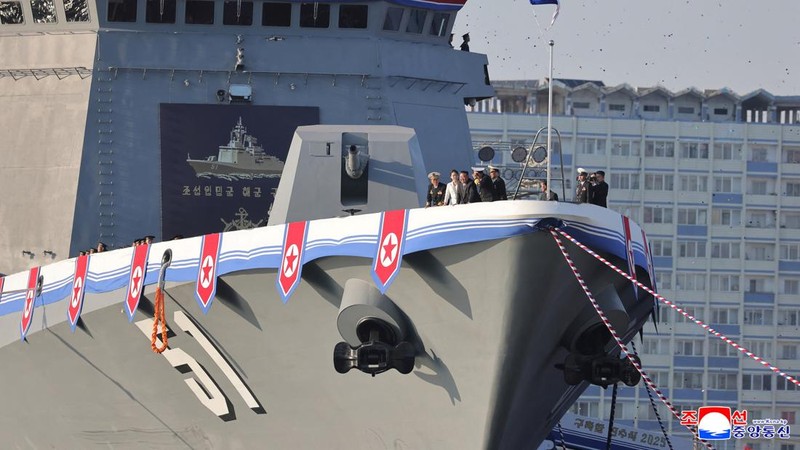 Korea Utara luncurkan kapal perusak multiguna baru. (KCNA via REUTERS)