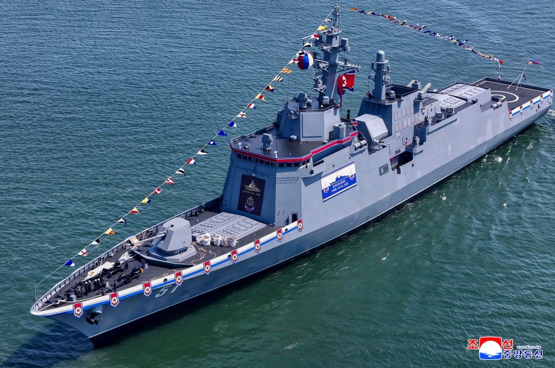 Korea Utara luncurkan kapal perusak multiguna baru. (KCNA via REUTERS)