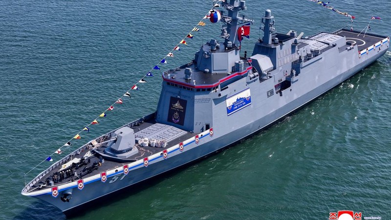 Korea Utara luncurkan kapal perusak multiguna baru. (KCNA via REUTERS)