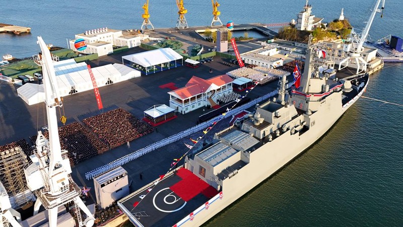 Korea Utara luncurkan kapal perusak multiguna baru. (KCNA via REUTERS)