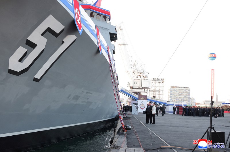 Korea Utara luncurkan kapal perusak multiguna baru. (KCNA via REUTERS)