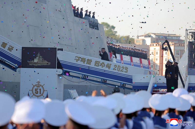 Korea Utara luncurkan kapal perusak multiguna baru. (KCNA via REUTERS)