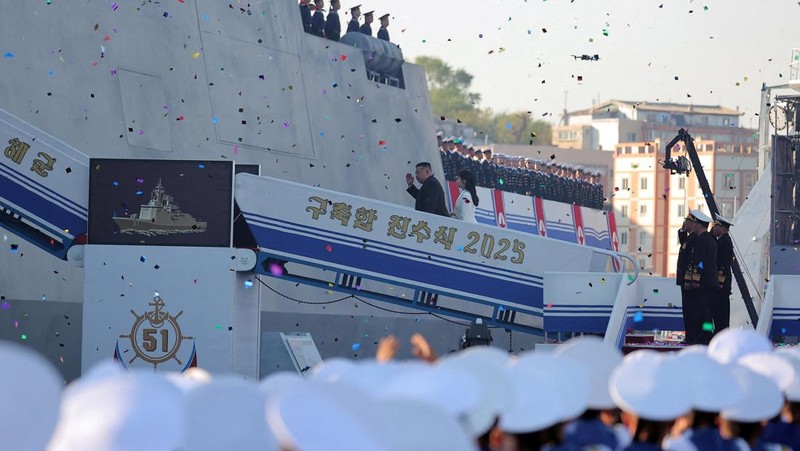 Korea Utara luncurkan kapal perusak multiguna baru. (KCNA via REUTERS)