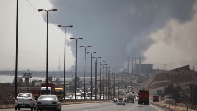 ledakan-di-pelabuhan-bandar-abbas-iran-sabtu-2642025-mohammad-rasoul-moradiirnawana-west-asia-news-agency-via-reuters-1745669292532_169 ledakan-di-pelabuhan-bandar-abbas-iran-sabtu-2642025-mohammad-rasoul-moradiirnawana-west-asia-news-agency-via-reuters-1745669292532_169