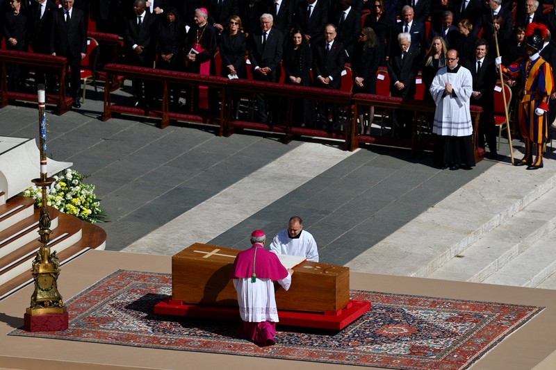 Kardinal Giovanni Battista Re memberkati peti jenazah Paus Fransiskus dalam Misa pemakaman di Lapangan Santo Petrus, Vatikan, 26 April 2025. REUTERS/Guglielmo Mangiapane Kardinal Giovanni Battista Re memberkati peti jenazah Paus Fransiskus dalam Misa pemakaman di Lapangan Santo Petrus, Vatikan, 26 April 2025. REUTERS/Guglielmo Mangiapane
