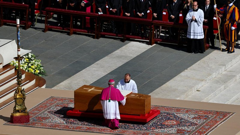 Kardinal Giovanni Battista Re memberkati peti jenazah Paus Fransiskus dalam Misa pemakaman di Lapangan Santo Petrus, Vatikan, 26 April 2025. REUTERS/Guglielmo Mangiapane