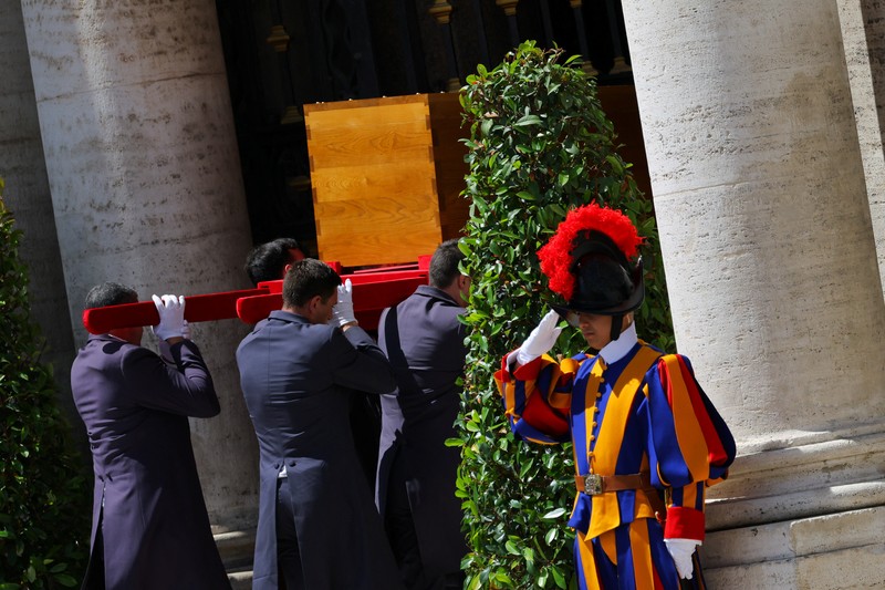 Kardinal Giovanni Battista Re memberkati peti jenazah Paus Fransiskus dalam Misa pemakaman di Lapangan Santo Petrus, Vatikan, 26 April 2025. REUTERS/Guglielmo Mangiapane Kardinal Giovanni Battista Re memberkati peti jenazah Paus Fransiskus dalam Misa pemakaman di Lapangan Santo Petrus, Vatikan, 26 April 2025. REUTERS/Guglielmo Mangiapane
