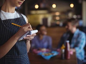 Ngeluh Staf Restoran Kurang Ramah, Netizen Ini Justru Diserang Balik