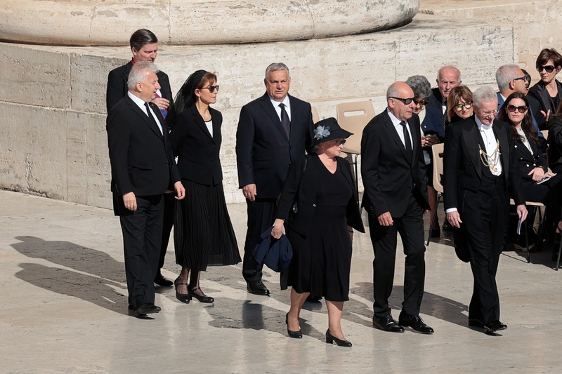 Presiden AS Donald Trump dan ibu negara Melania Trump tiba menjelang Misa pemakaman Paus Fransiskus di Lapangan Santo Petrus di Vatikan, Sabtu (26/4/2025). (REUTERS/Guglielmo Mangiapane) Presiden AS Donald Trump dan ibu negara Melania Trump tiba menjelang Misa pemakaman Paus Fransiskus di Lapangan Santo Petrus di Vatikan, Sabtu (26/4/2025). (REUTERS/Guglielmo Mangiapane)