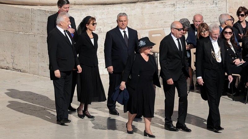 Presiden AS Donald Trump dan ibu negara Melania Trump tiba menjelang Misa pemakaman Paus Fransiskus di Lapangan Santo Petrus di Vatikan, Sabtu (26/4/2025). (REUTERS/Guglielmo Mangiapane)