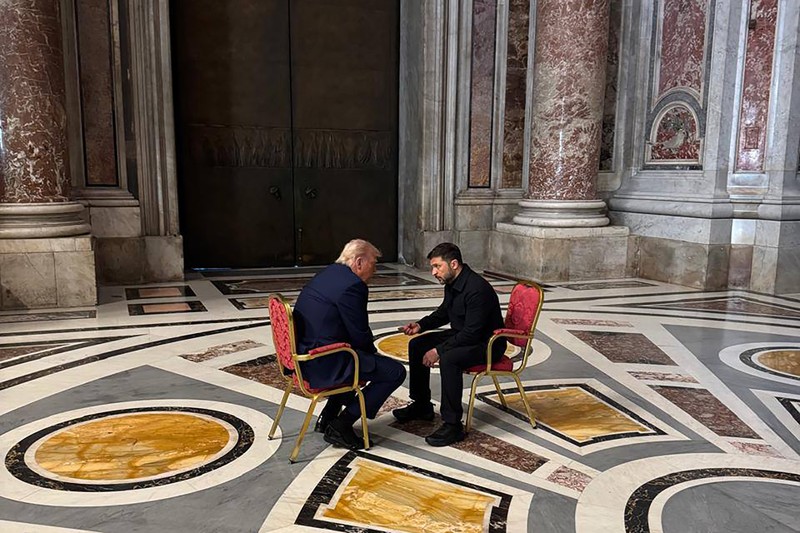 pertemuan Presiden AS Donald Trump dan Presiden Ukraina Volodymyr Zelensky di Basilika Santo Petrus. (Foto: REUTERS/Ukrainian Presidential Press Ser)