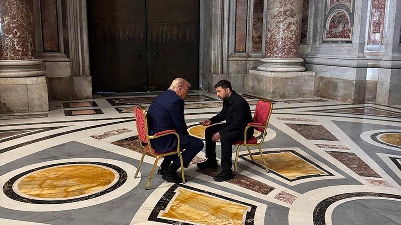pertemuan Presiden AS Donald Trump dan Presiden Ukraina Volodymyr Zelensky di Basilika Santo Petrus. (Foto: REUTERS/Ukrainian Presidential Press Ser)