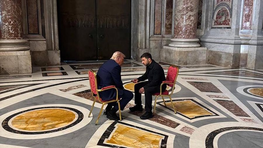 Pertemuan Presiden AS Donald Trump dan Presiden Ukraina Volodymyr Zelensky di Basilika Santo Petrus.(Ukrainian Presidential Press Office via AP)