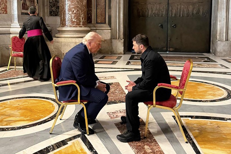Jenazah Paus Fransiskus ditempatkan dalam peti jenazah terbuka selama ritual pernyataan kematian di kediaman Santa Marta di Vatikan, 22 April 2025. (Vatican Media via AP, HO) Jenazah Paus Fransiskus ditempatkan dalam peti jenazah terbuka selama ritual pernyataan kematian di kediaman Santa Marta di Vatikan, 22 April 2025. (Vatican Media via AP, HO)