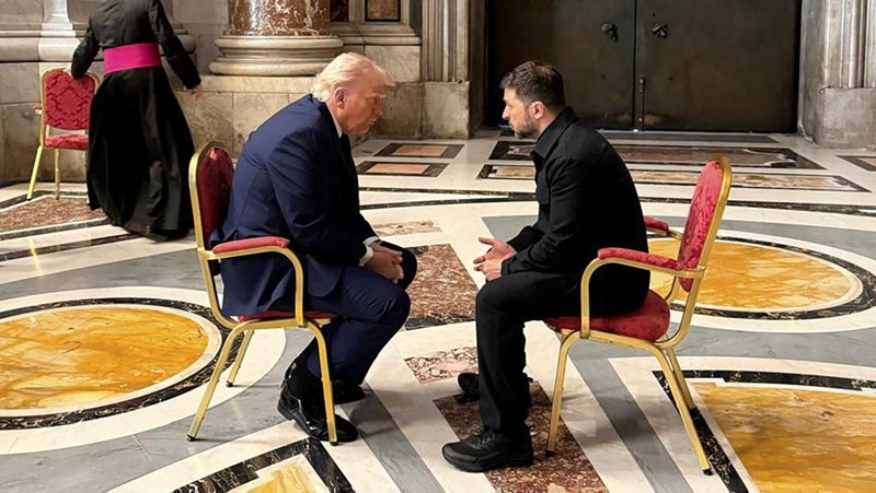 Jenazah Paus Fransiskus ditempatkan dalam peti jenazah terbuka selama ritual pernyataan kematian di kediaman Santa Marta di Vatikan, 22 April 2025. (Vatican Media via AP, HO)