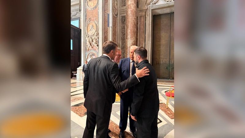 pertemuan Presiden AS Donald Trump dan Presiden Ukraina Volodymyr Zelensky di Basilika Santo Petrus. (Foto: REUTERS/Ukrainian Presidential Press Ser) pertemuan Presiden AS Donald Trump dan Presiden Ukraina Volodymyr Zelensky di Basilika Santo Petrus. (Foto: REUTERS/Ukrainian Presidential Press Ser)